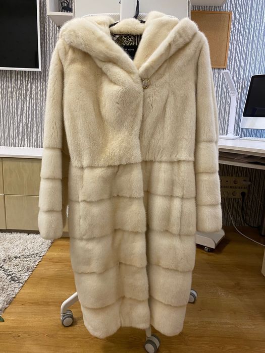 Норковая шуба золотого кольору