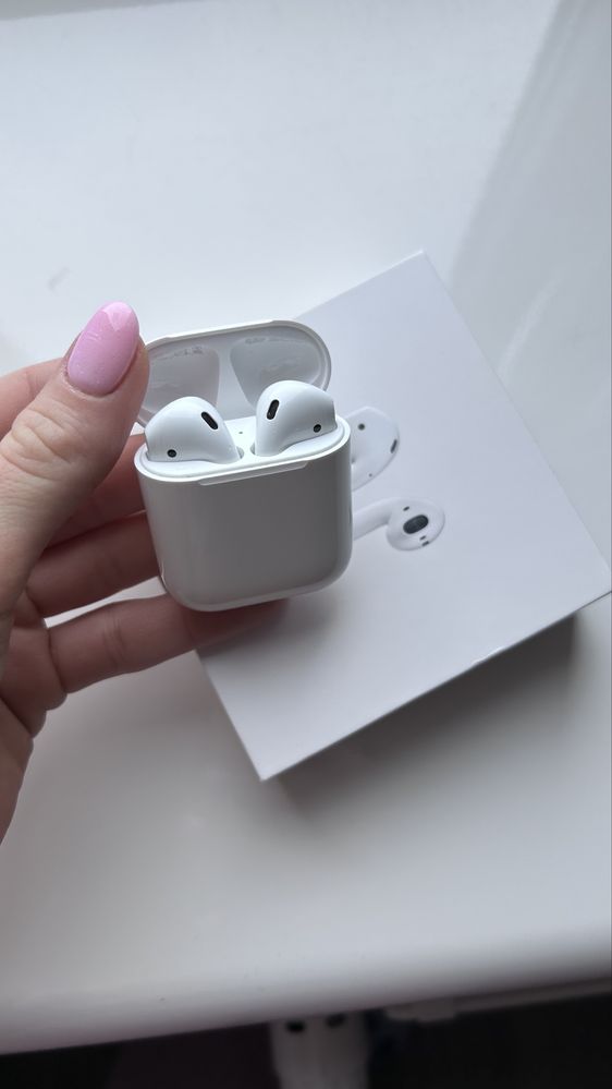 Навушники Apple AirPods 2 with Charging Case MV7N2