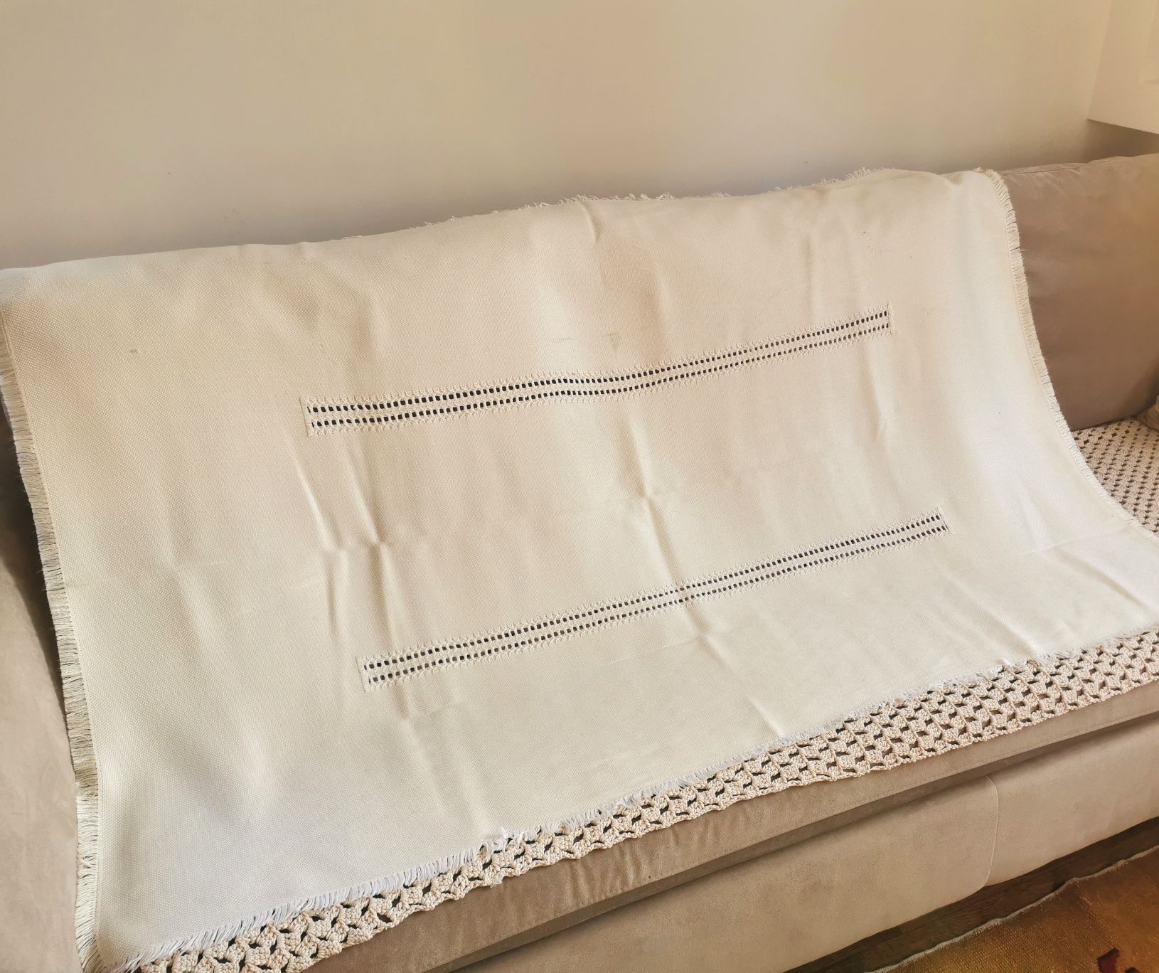 Kremowy obrus z frędzlami boho