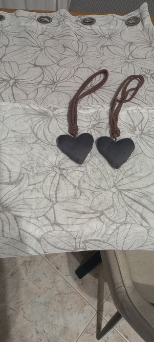 2 cortinados e 2 cordões com coração