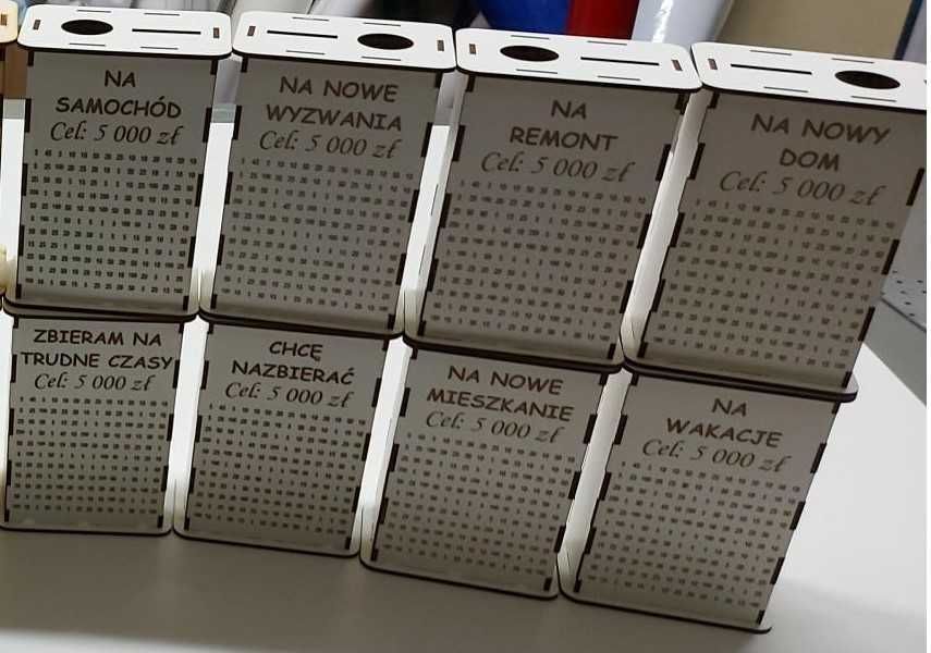 Skarbonka BIAŁA wykreślanka cel 5000 Twój tekst personalizacja 8x12x17