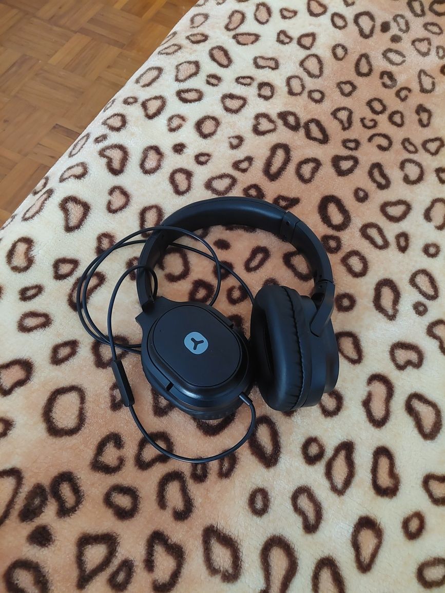 Fones pretos com fio
