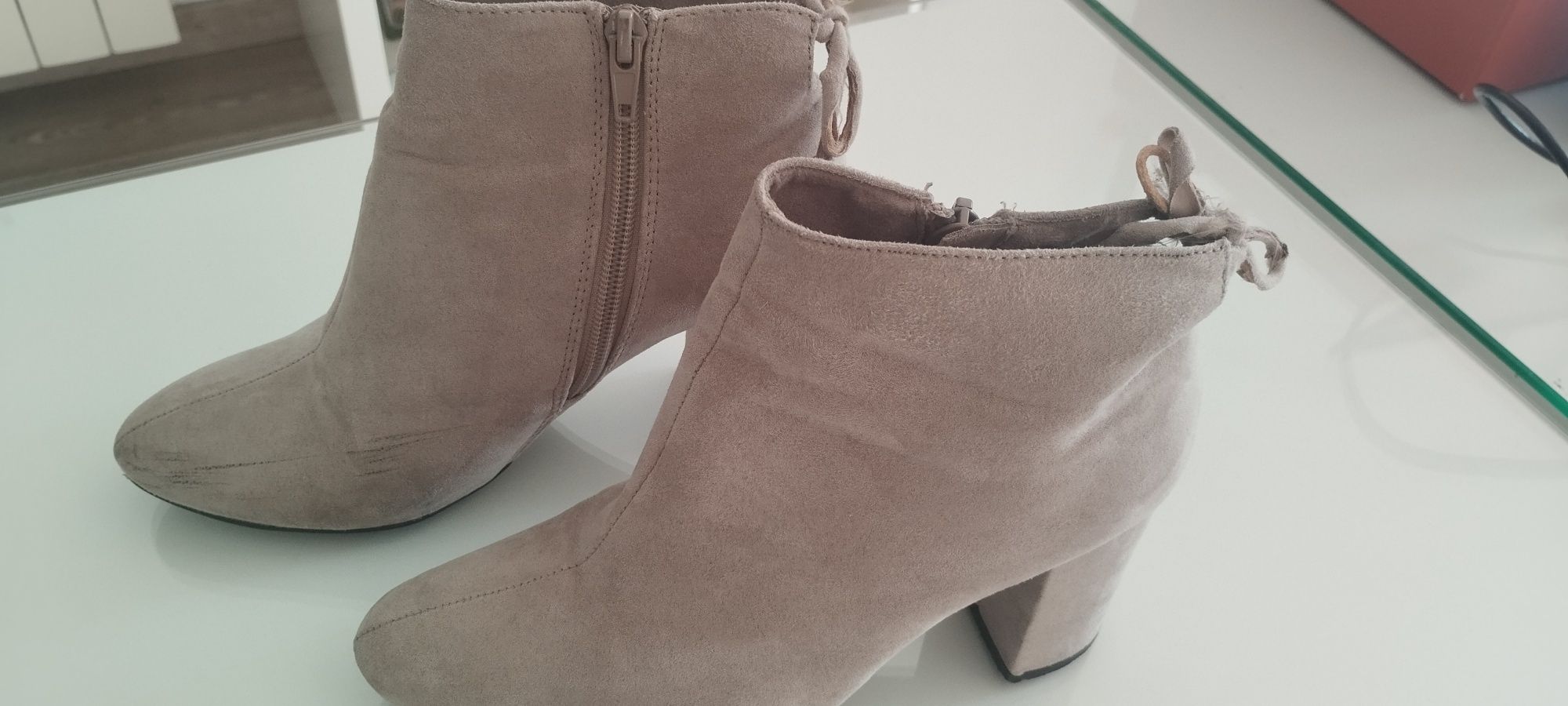 Botins bejes com laço atrás
