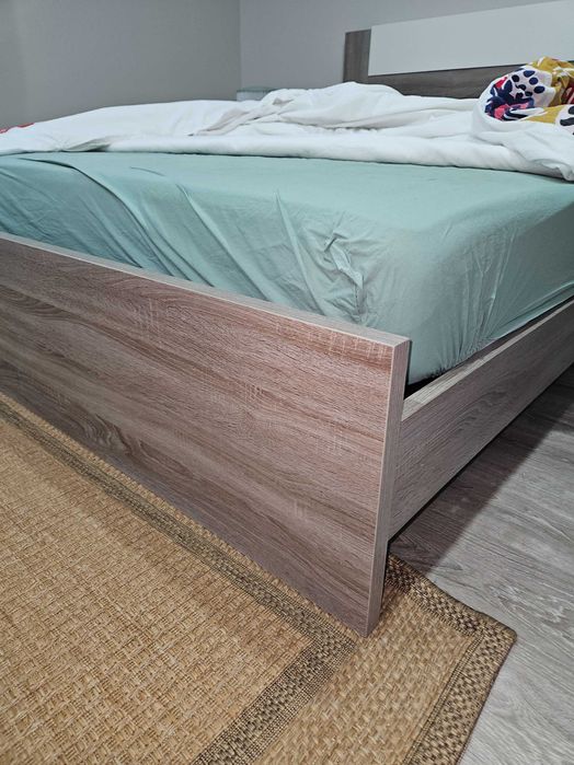 Cama de casal com 2 mesas de cabeceira
