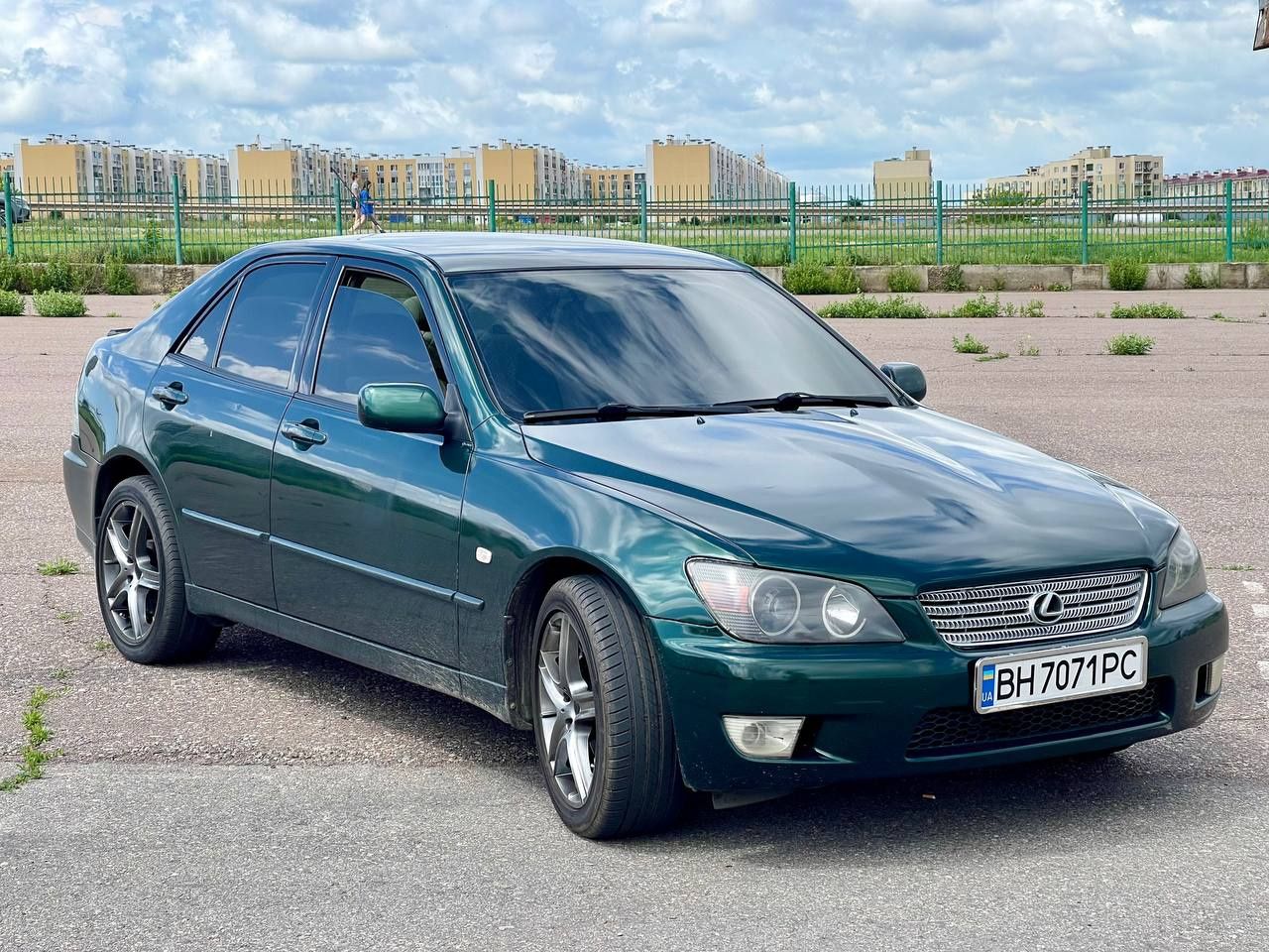 Lexus is200-автомобиль