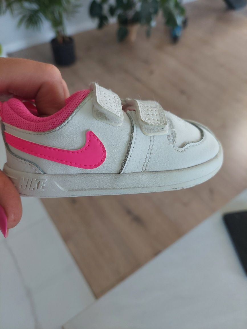 Sprzedam trampeczki dla dziewczynki firmy nike rozmiar 21