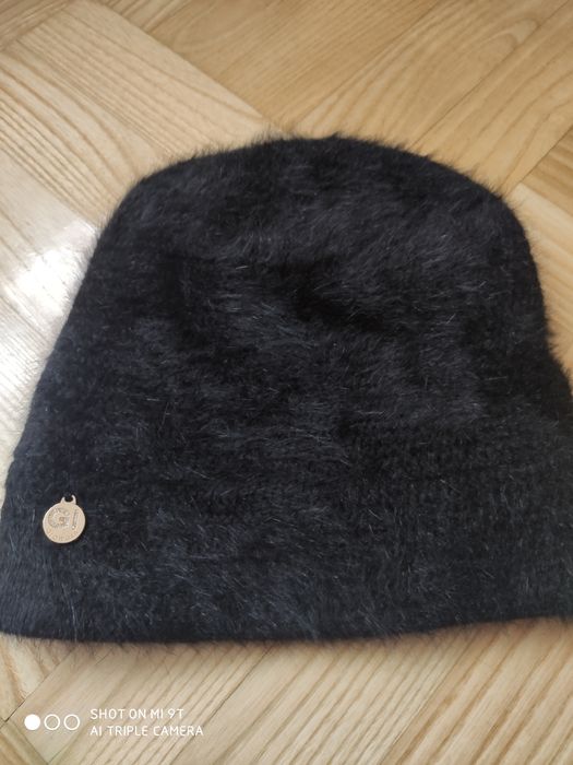 Czapka czarna damska zimowa z angorą