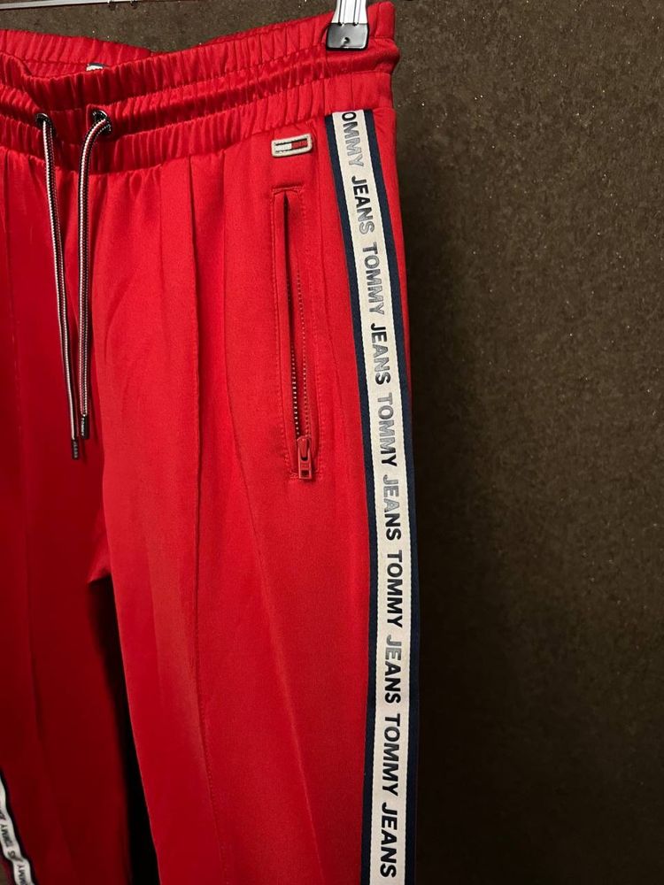 Женские  спортивные штаны с лампасами красные