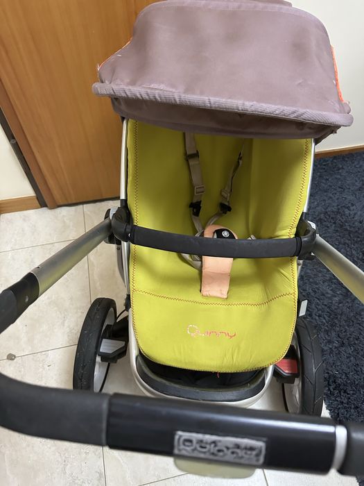 Carrinho preto e verde marca Quinny