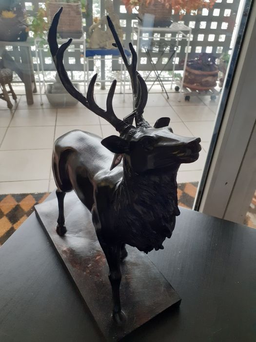 Elegancką figurka jelenia na podstawce marki J-Line