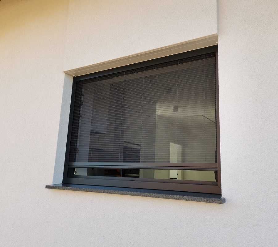 Moskitiera plisowana pionowa na okna aluminiowe.