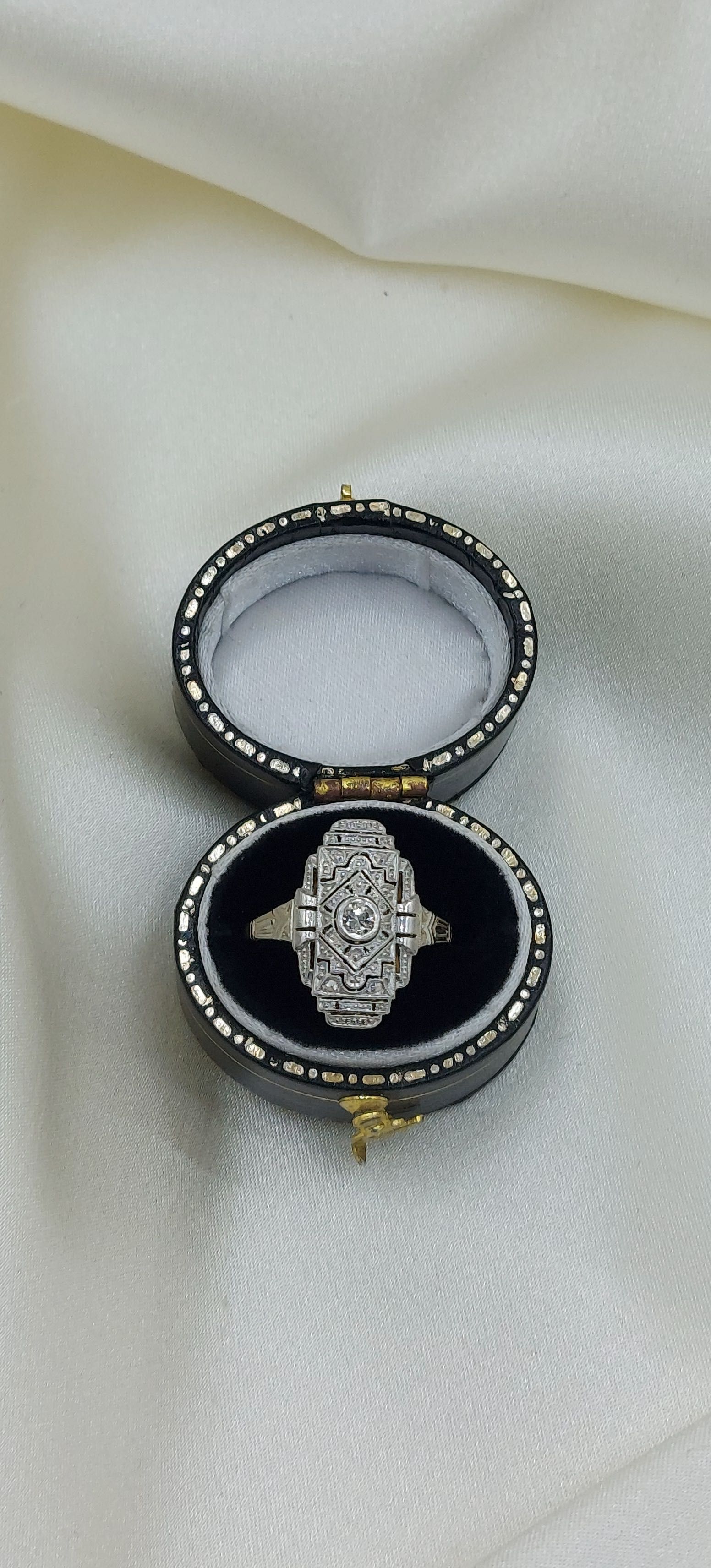 Złoty pierścionek w stylu Art Deco z diamentem