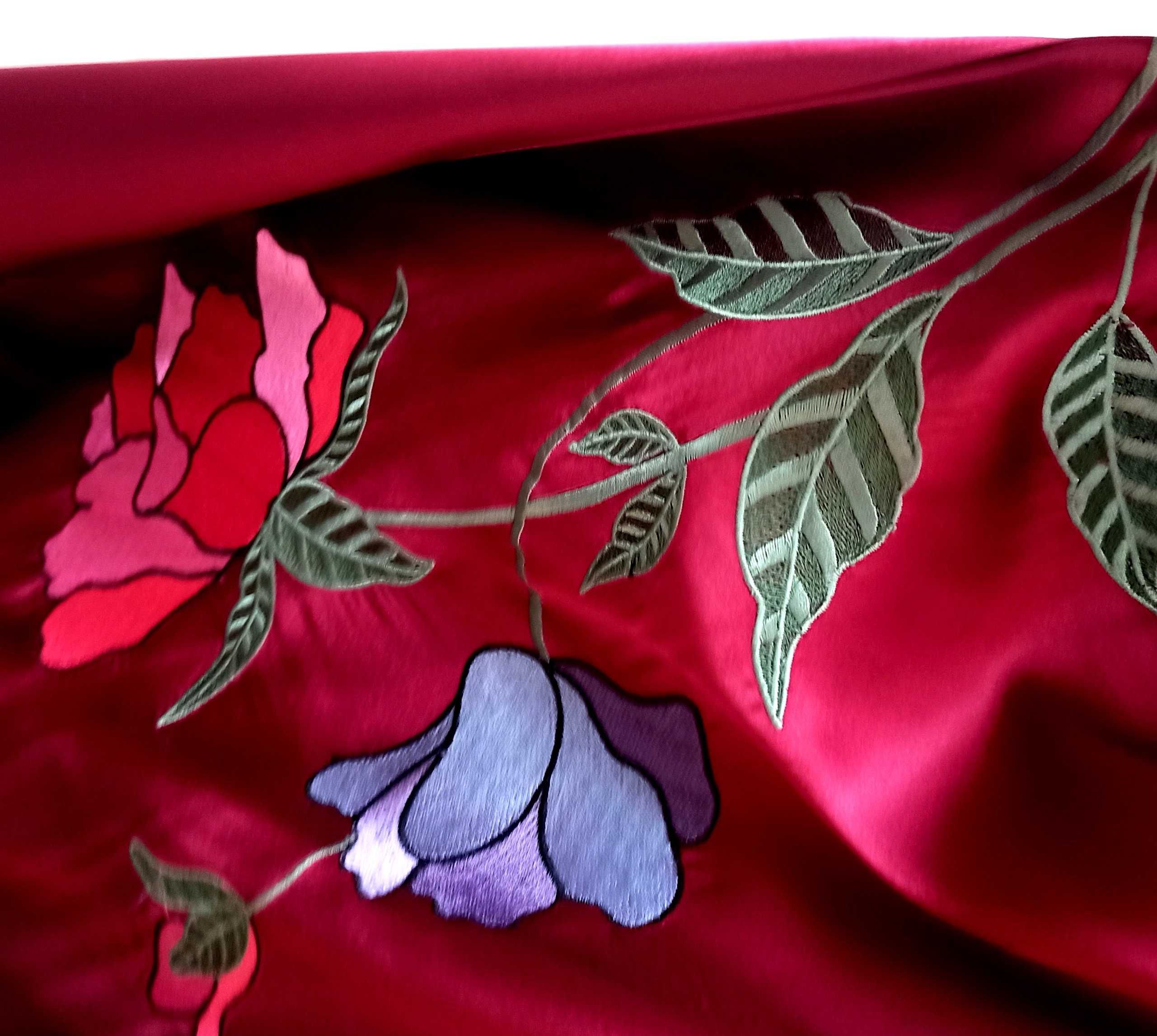Elegancka satynowa burgundowa wyszywana sukienka w kwiaty ASOS
