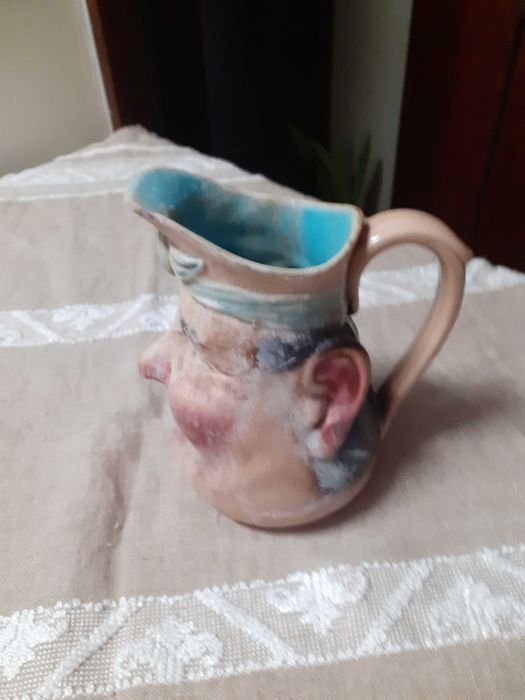 Caneca antiga em loiça (tem defeito na ponta que se ve bem na foto)
