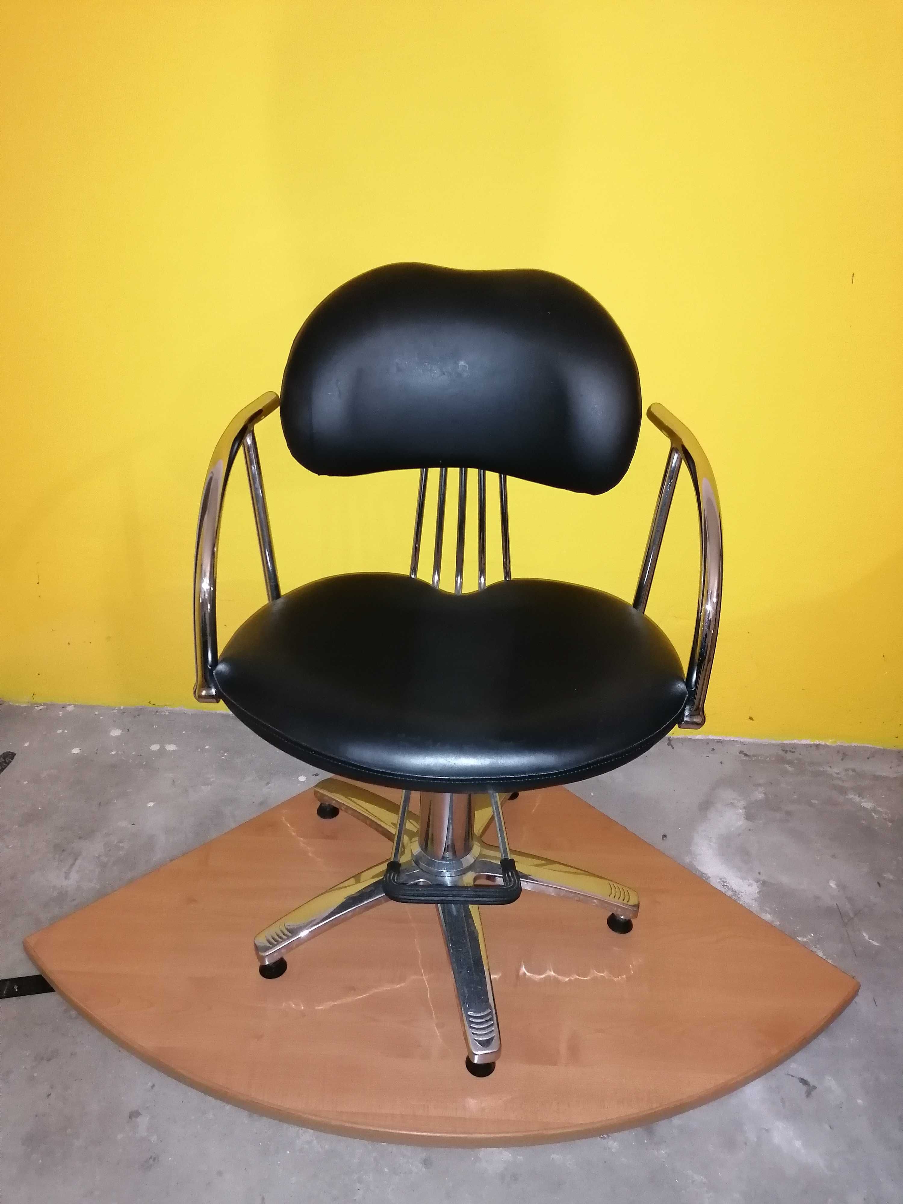 Sofá, Massageador pés, 3 Cadeiras, 1 Carrinho (Cabeleireiro)