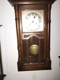 Stary sprawny zegar wiszący