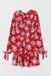 Czerwona sukienka w kwiaty kloszowana floral h&M rozcięcie plecy