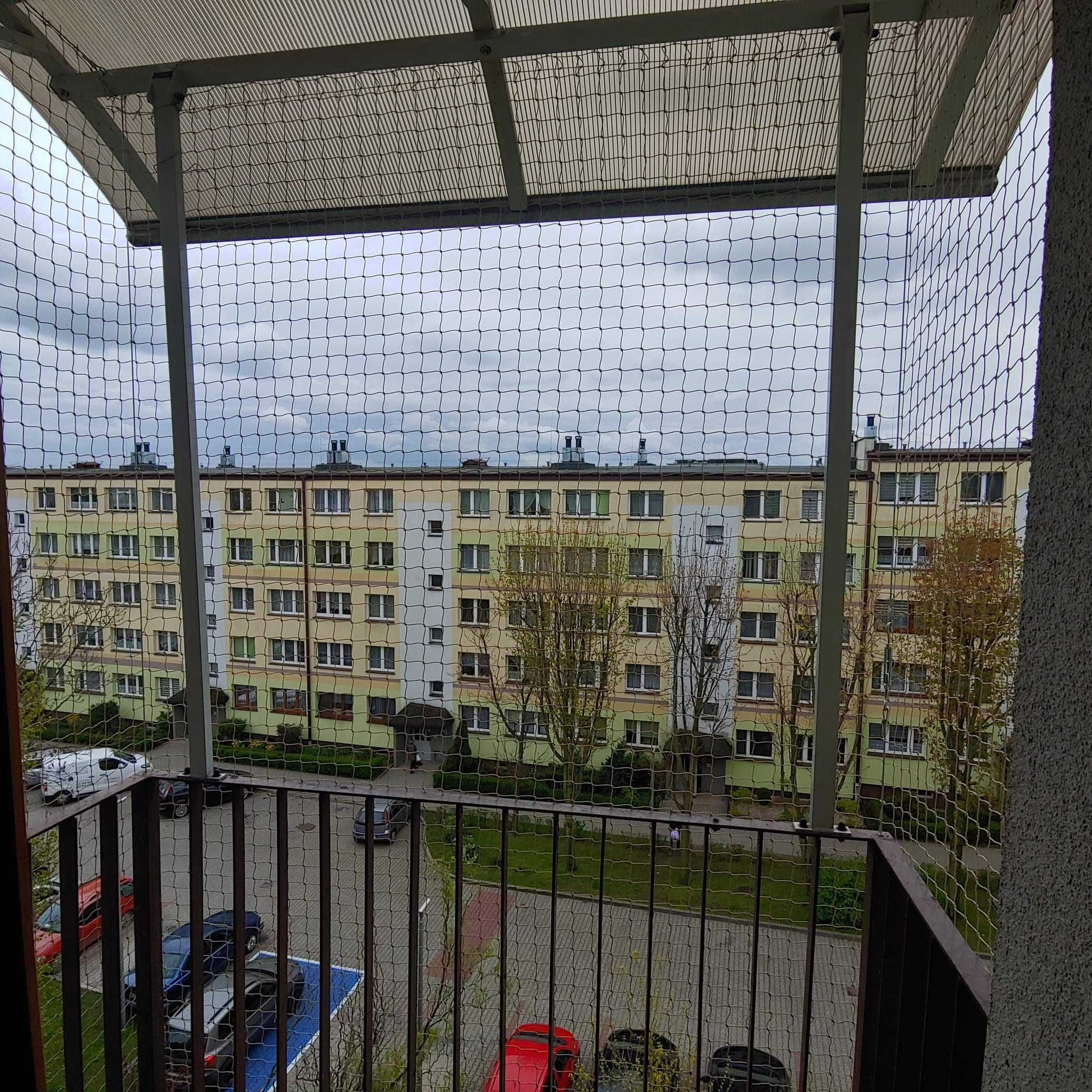 Zadaszenie balkonów tarasów klatek schodowych drzwi siatka na balkon