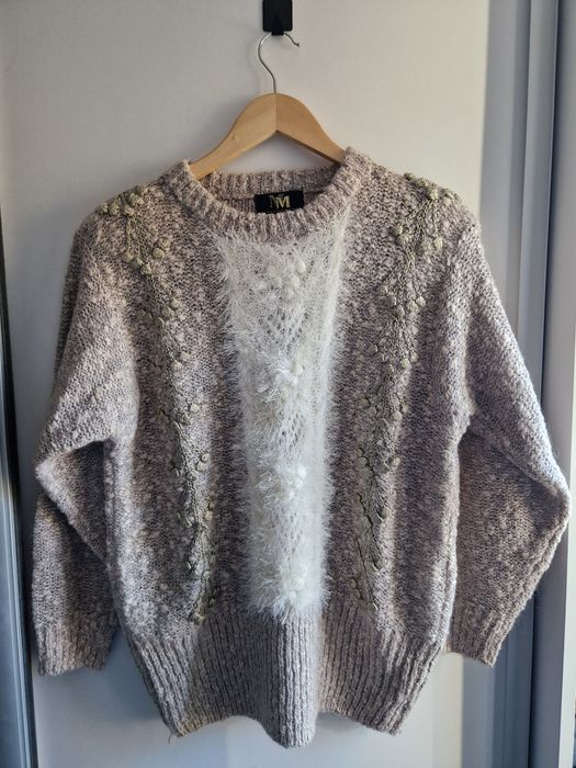 Elegancki i ponadczasowy sweter wykonany z luksusowej wełny