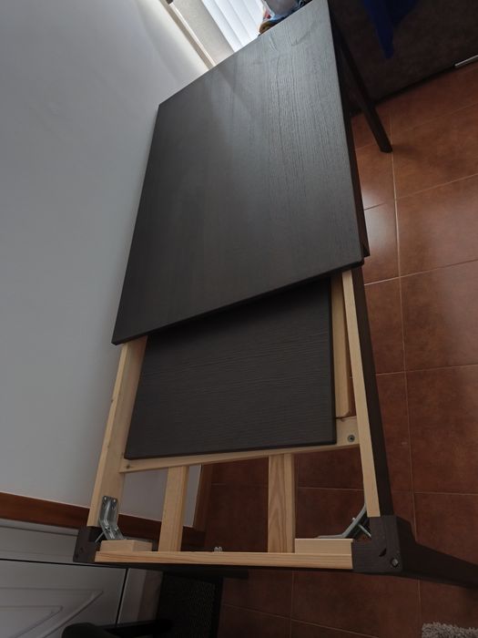 Mesa extensível com 4 cadeiras como novas vendo á melhor oferta