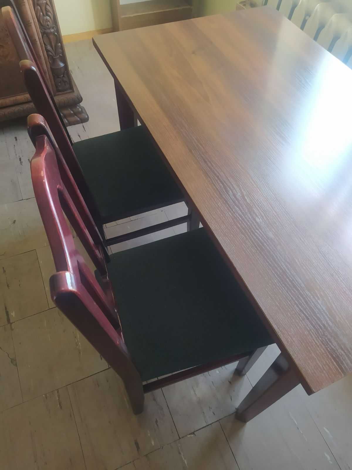 Stół plus sześć krzeseł