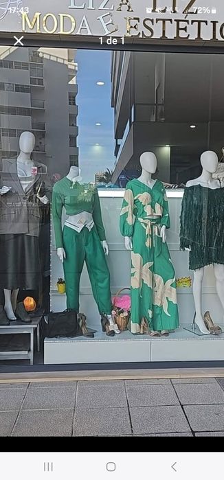 Manequim e prateleiras loja