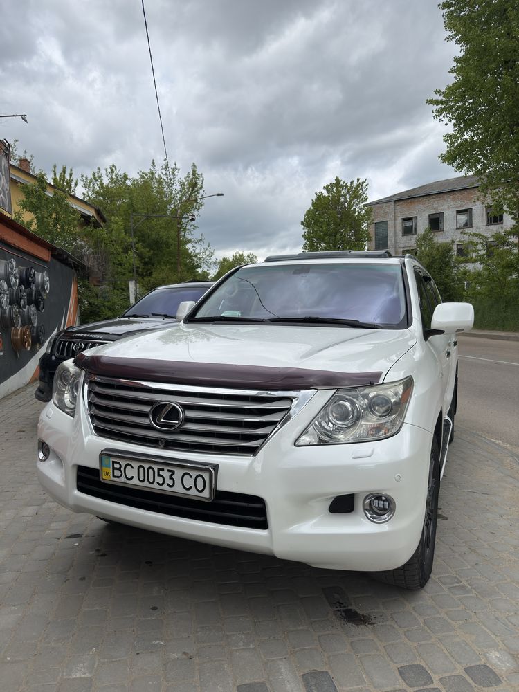 Автомобіль Лексус Лх 570