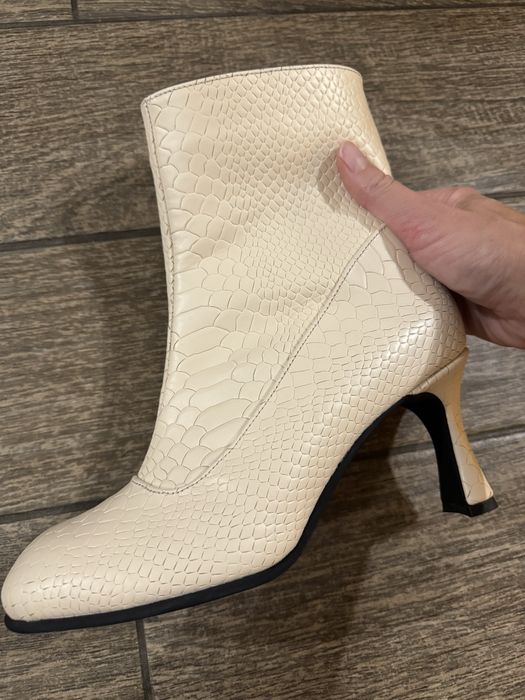 Чоботи ботільйони шкіряні черевики