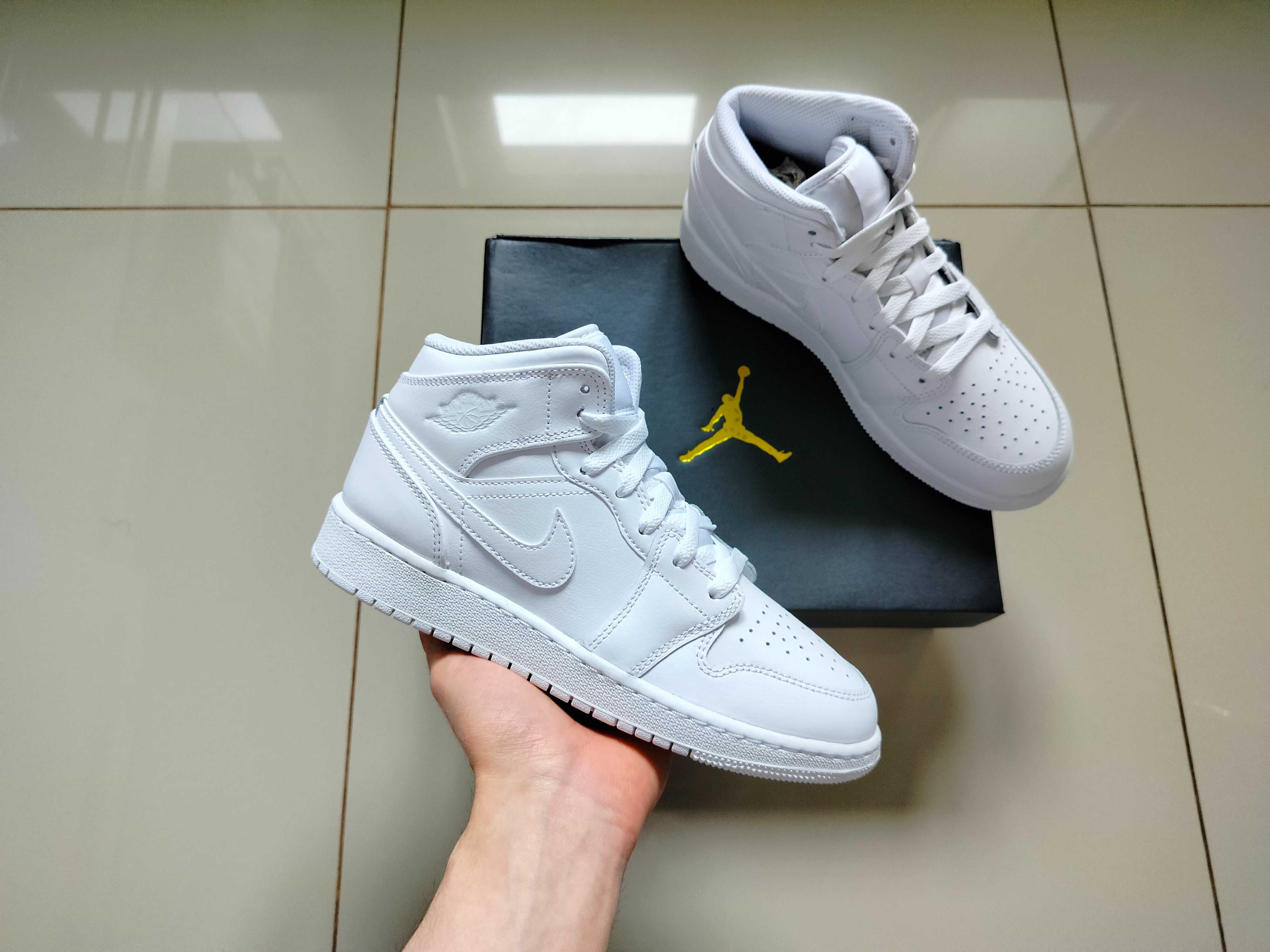 Air Jordan 1 Mid - Triple White r. 38