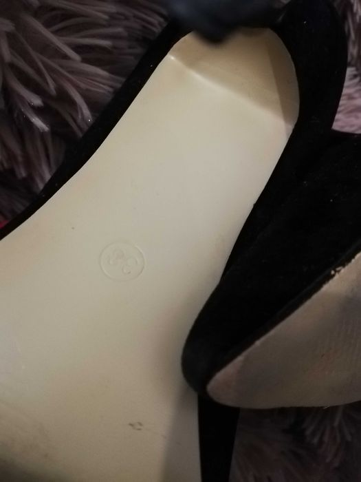 Buty szpilki na obcasie czarne ze złotym obcasem