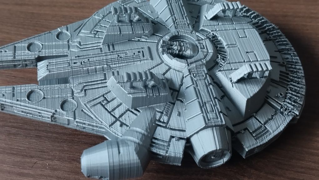 Nave space 1999 Millennium Falcon