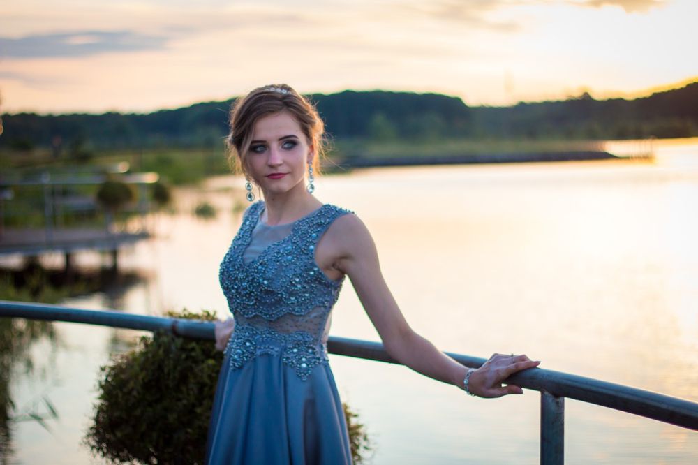 Вечірнє плаття сірого кольору обшите каменями