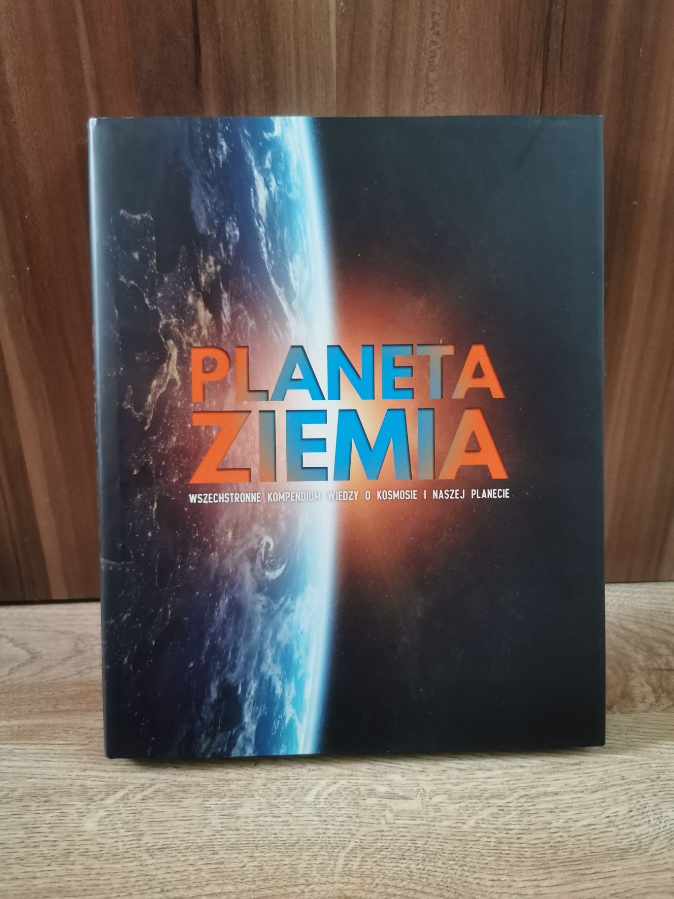 Planeta Ziemia - Wszechstronne Kompendium Wiedzy o  Kosmosie