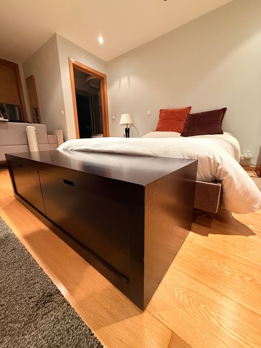 Móvel em madeira escura com linhas modernas (loja Caneiro)