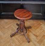 Stary drewniany taboret regulowany do pianina