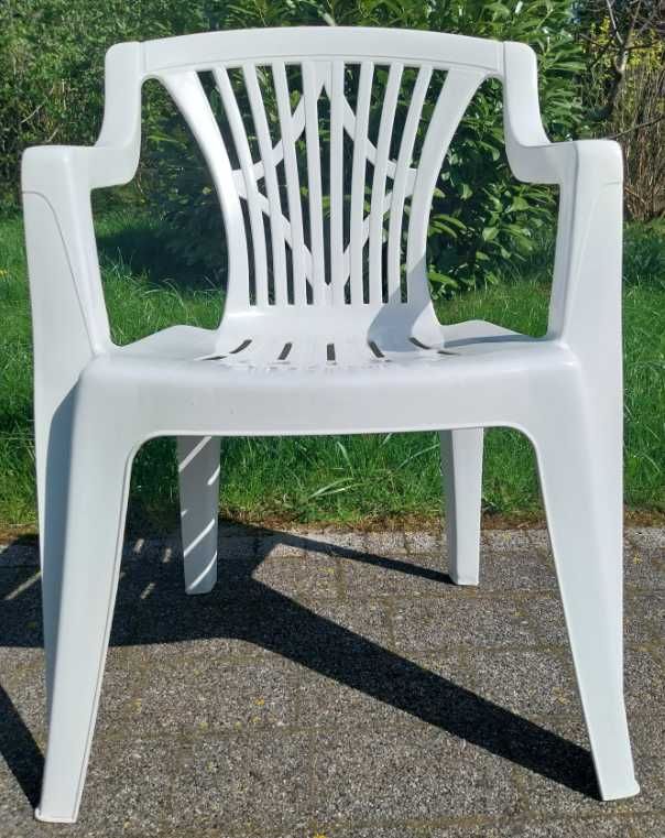 Dwa białe krzesła ogrodowe