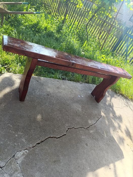 дерев'яна лавка.