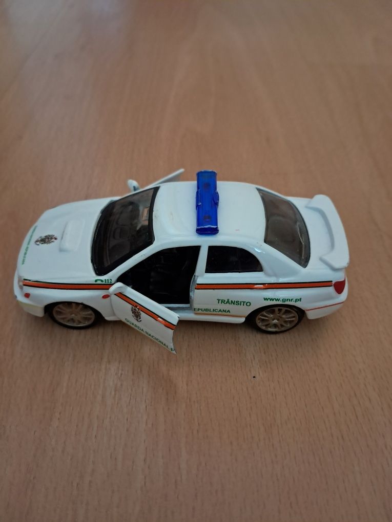 Carro GNR policia trânsito Subaru Impreza