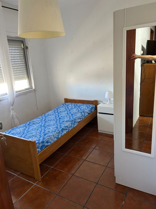Arrenda-se quarto