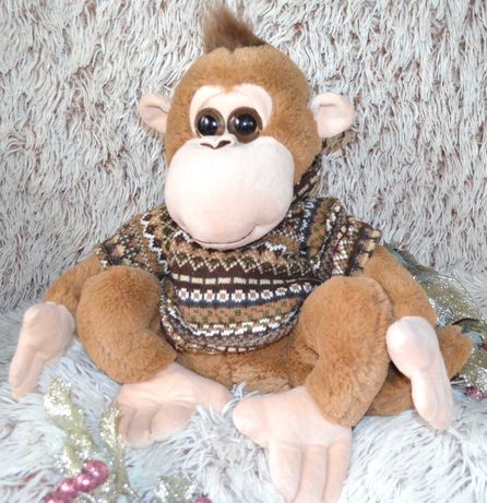 Большоя игрушечная обезьяна в свитере