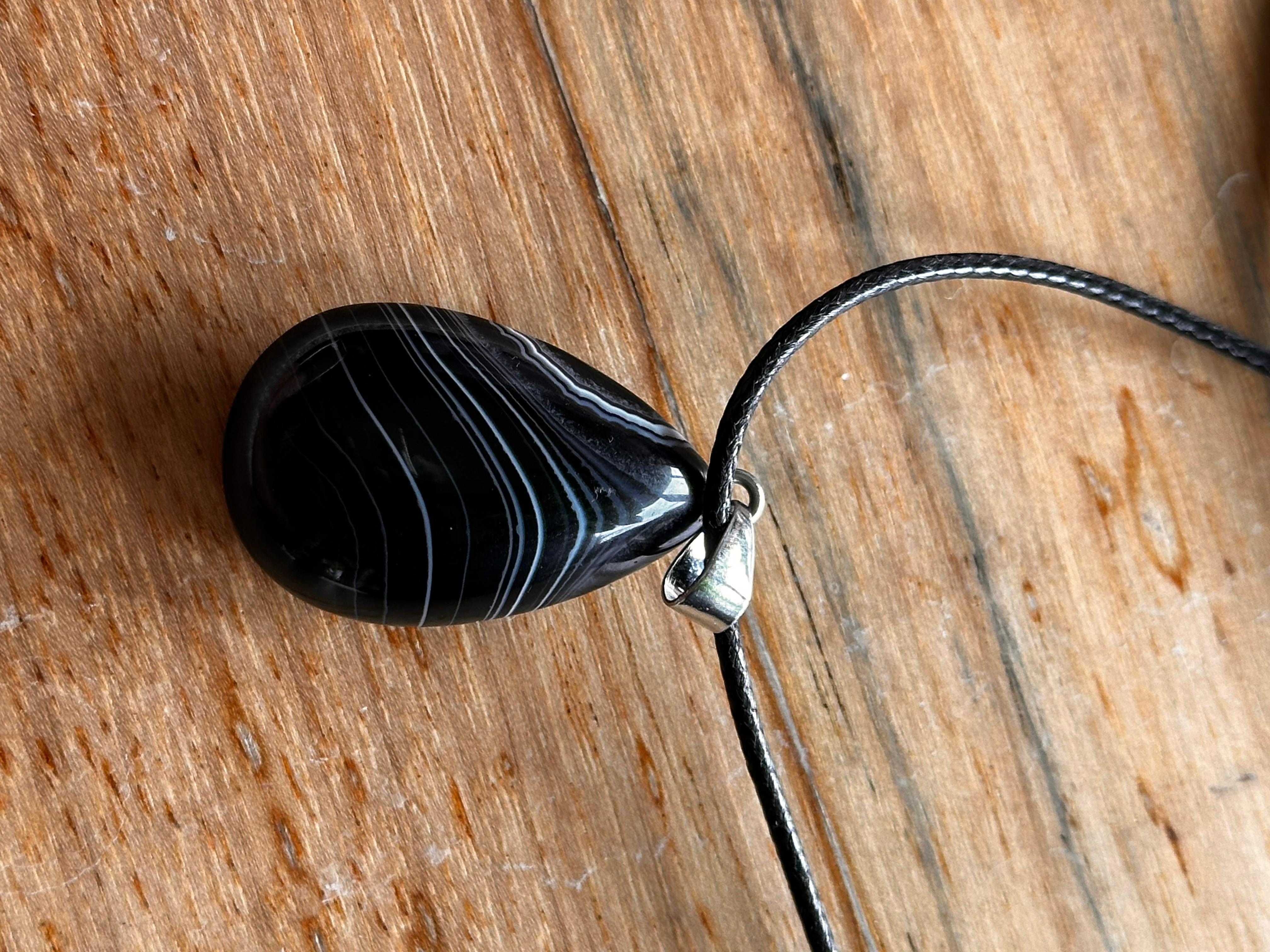 Ágata Negra Banded Cabochon – A Beleza das Camadas, a Força Interior