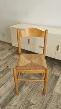 Cztery drewniane krzesła