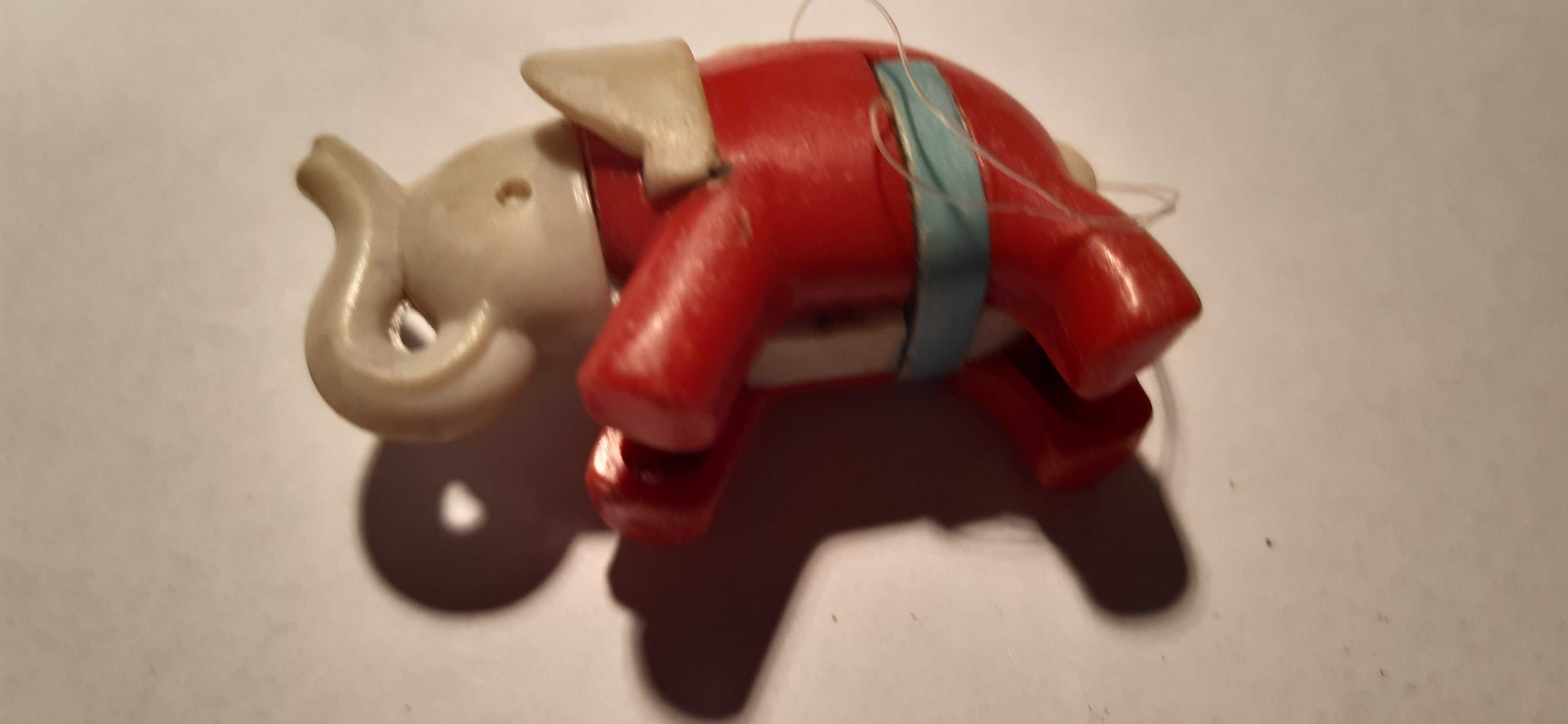 stara zabawka , plastikowy zabawkowy słonik
