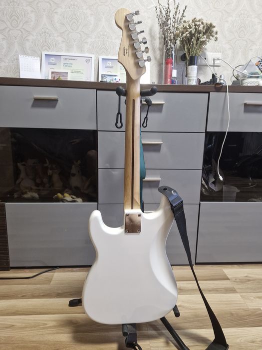 Fender Squier Sonic Stratocaster(Arctic White)