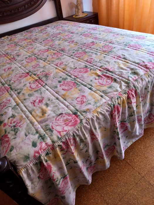 Colcha de casal,floral,várias cores primaveris, em cetim como nova.