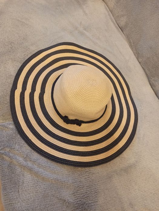 Kapelusz na lato z większym rondem