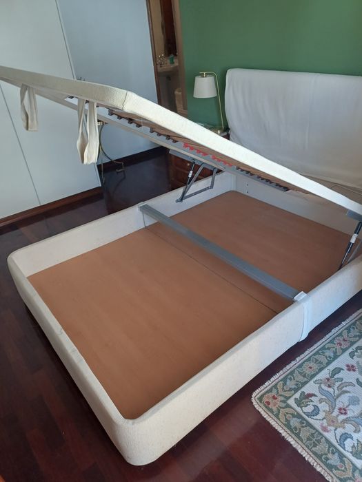 Cama de casal rebativel.