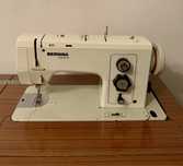 Máquina de costura, marca bernina 840, com motor e móvel