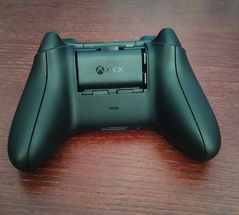 Ідеальний "Xbox Series X 1 tb" + акумулятор для джойстика + джойстик