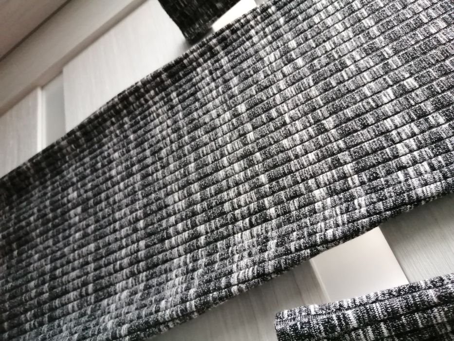 ZMYsłowa sukienka midi podkreślająca figurę z odkrytymi ramionami